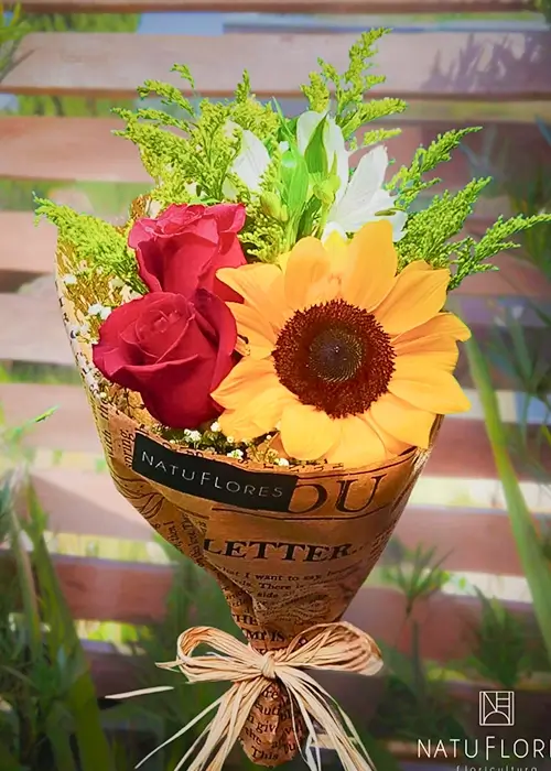 Buquê com rosa e girassol